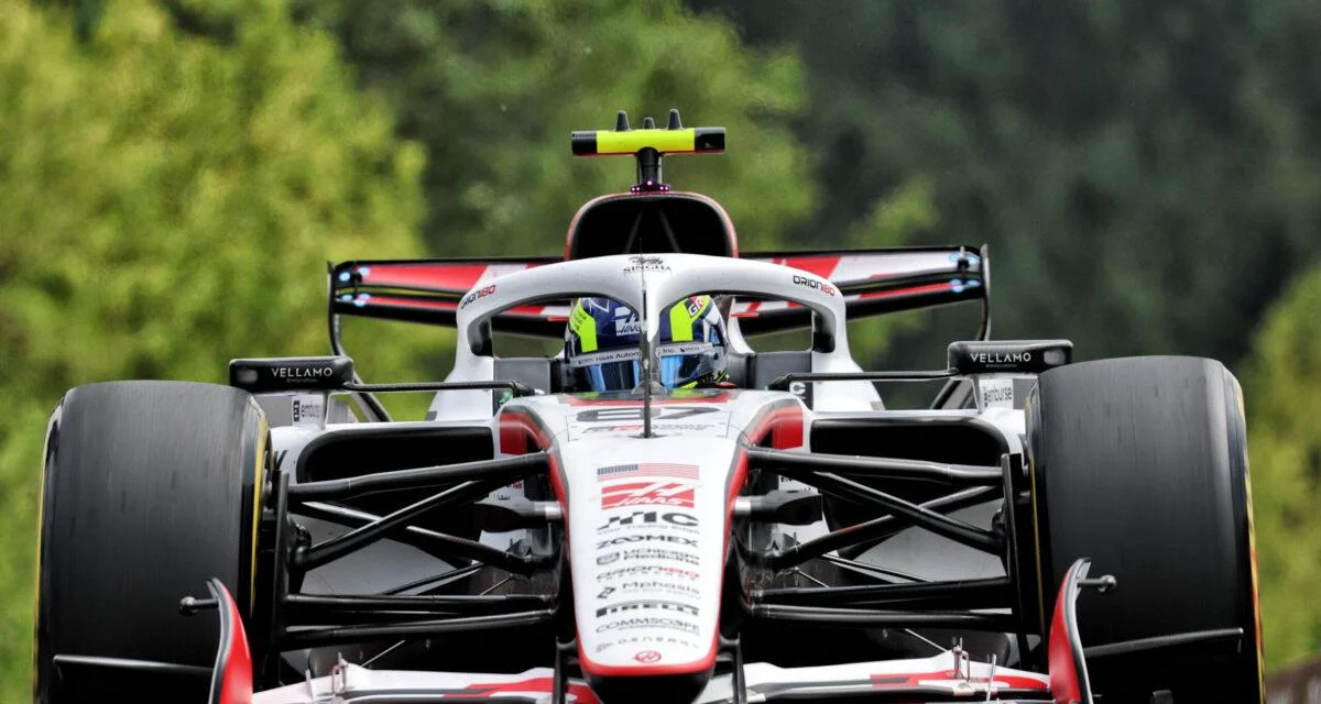 Haas : Bearman pointe le développement, Komatsu incrimine la voiture