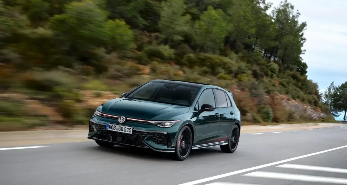 Carlos Sainz Jr possède des Ferrari à plusieurs millions… mais c’est sa Volkswagen Golf GTI qu’il préfère