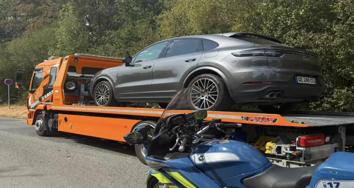 Flashé à près de 160 km/h, le conducteur d'un Porsche Cayenne perd son permis : « La route n'est pas un circuit »