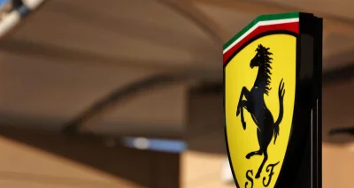 Un joueur de l'Olympique de Marseille pose avec une Ferrari monstrueuse et au prix très conséquent