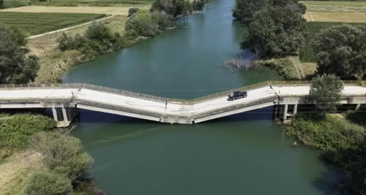 Malgré sa chute depuis plusieurs années, ce pont très emprunté continue d’être proposé par les GPS