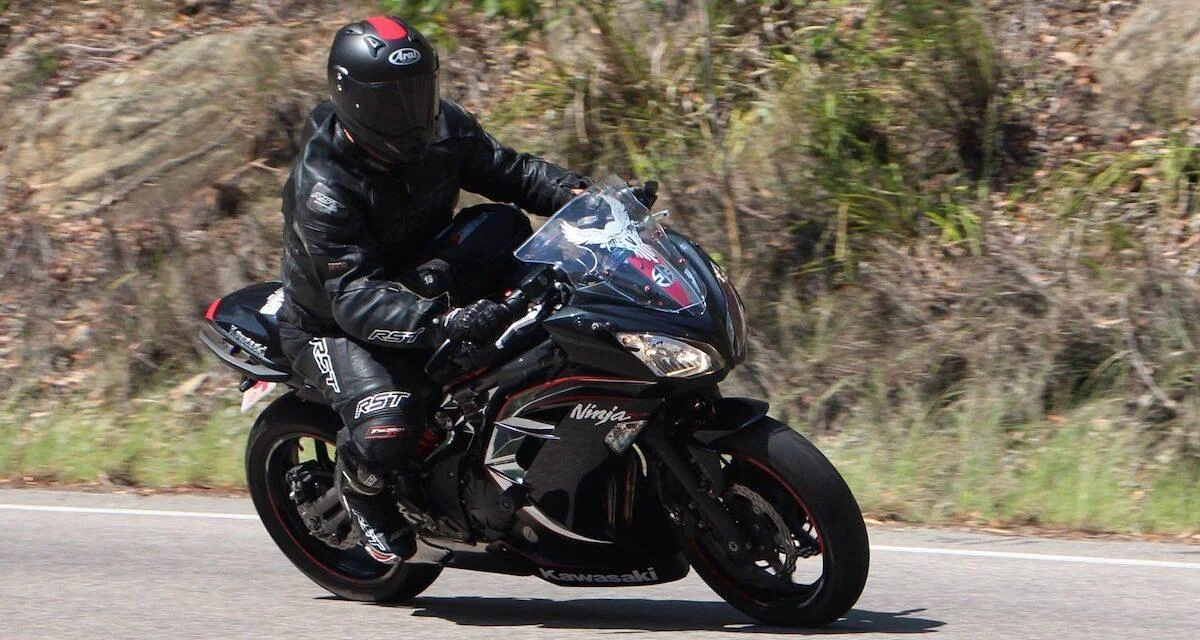 Casque, gants et chaussures à moto, ces 400 euros d'amende qui pourraient vous frapper