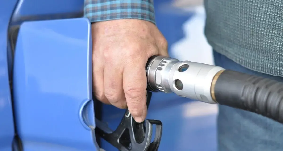 Aide carburant, l'Etat fait un geste pour les automobilistes face à la flambée des carburants