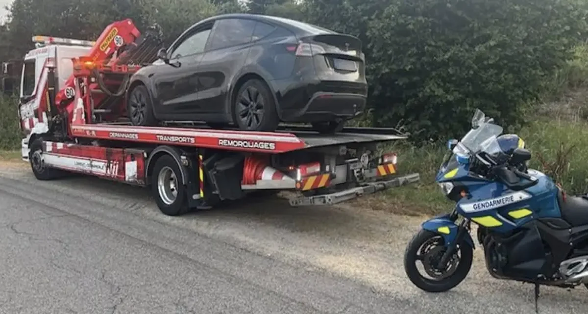 Une Tesla et une moto flashées à plus de 200 km/h, une course improvisée qui termine à la fourrière