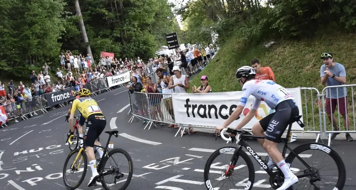 Il percute la voiture de Pogačar en pleine montée de l'Alpe d'Huez et abandonne le Tour de France