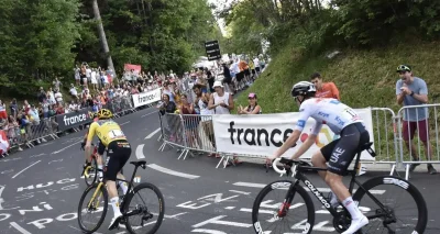 Il percute la voiture de Pogačar en pleine montée de l'Alpe d'Huez et abandonne le Tour de France