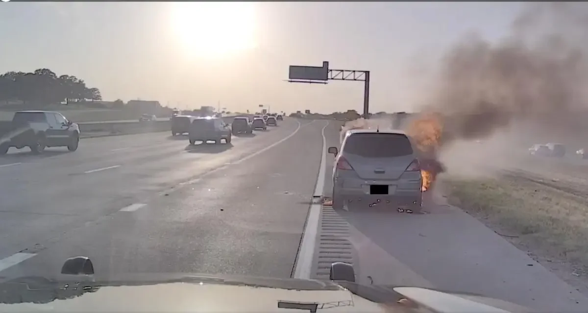 Sa voiture s'enflamme, un policier le sauve in extremis !