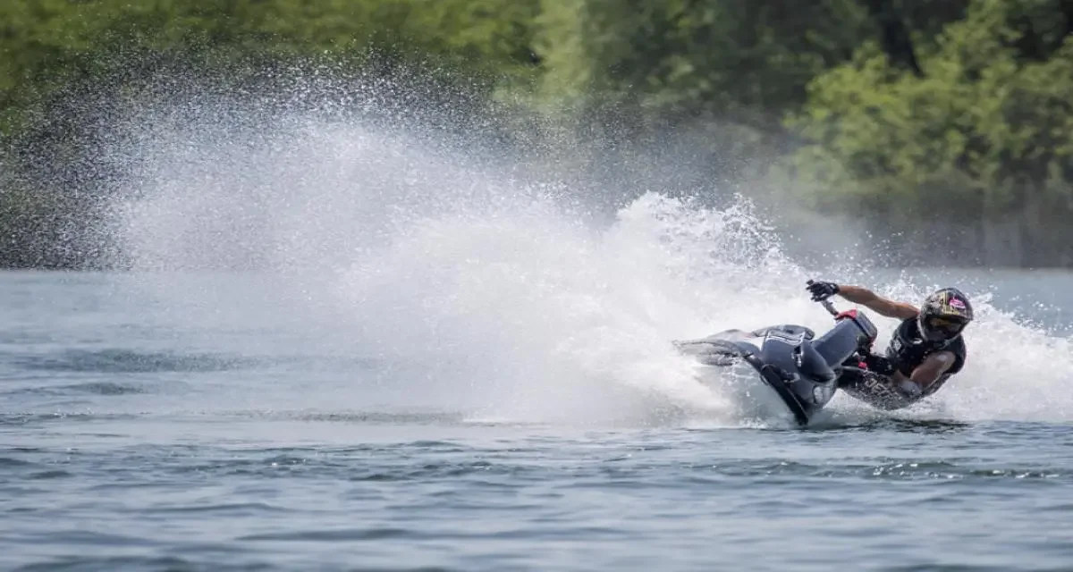 Parti faire du jet-ski, il retrouve sa voiture engloutie par la marée après une panne en mer