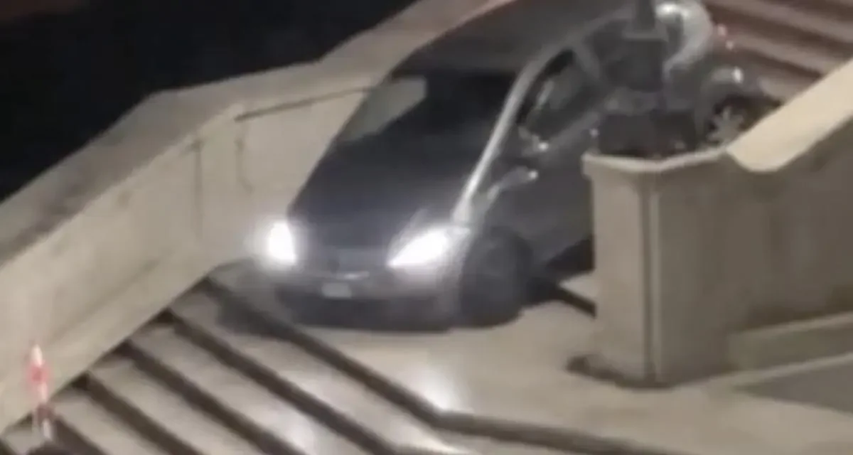 Guidé par Waze, il immobilise sa voiture… dans un escalier menant à la plage