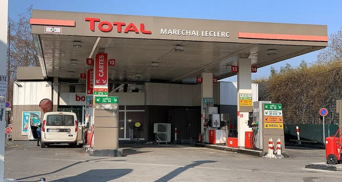 Le prix des carburants baisse-t-il plus lentement que celui du pétrole ?
