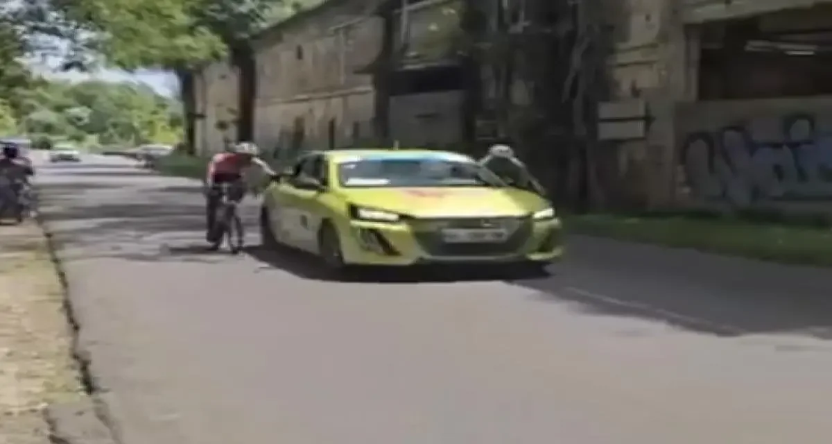 Deux cyclistes exclus du Tour de Guadeloupe après s'être accrochés à une voiture en pleine étape