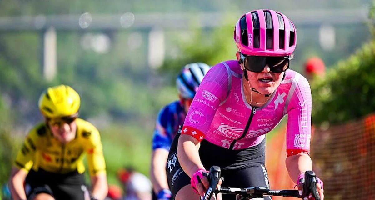 Cette concurrente du Tour de France Femmes chute, percutée par une moto