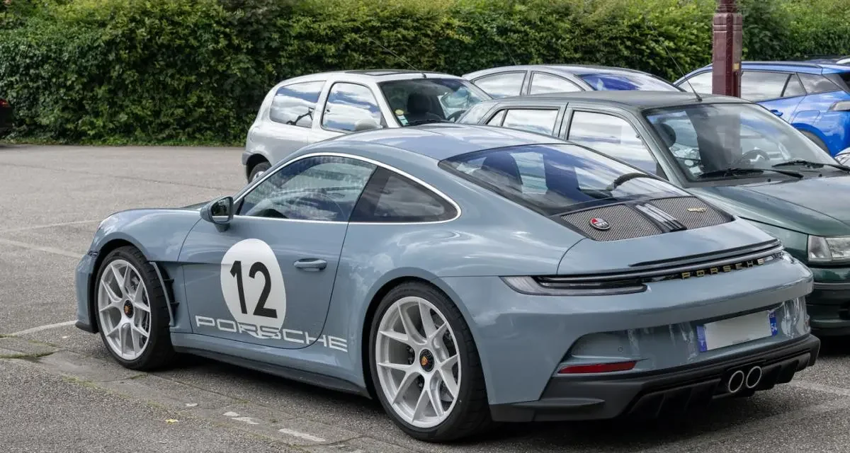 Lancé à 235 km/h en Porsche 911 sur l’Autobahn, il colle la mauvaise voiture et finit avec 10 000 € de caution