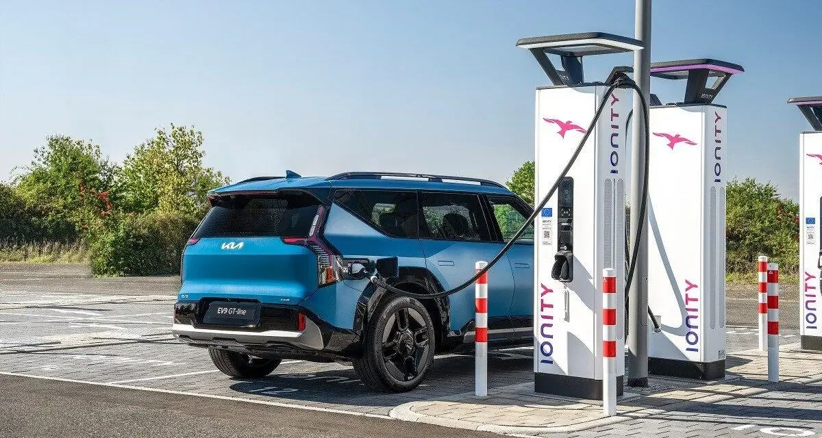 Le temps moyen de recharge des voitures électriques baisse nettement