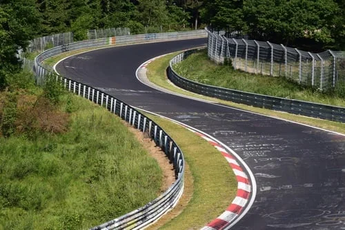 En plein essai au Nürburgring, la future Audi RS6 Avant finit dans les barrières
