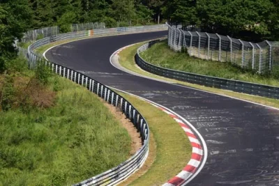 En plein essai au Nürburgring, la future Audi RS6 Avant finit dans les barrières