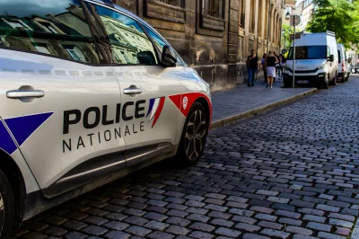 Loiret : Une mère enferme son enfant avec les clés dans la voiture, la police intervient rapidement