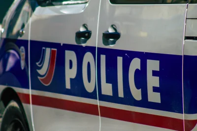 Loiret : Bloqué dans la voiture en plein soleil, un bébé d'un an sauvé grâce aux policiers qui brisent la vitre