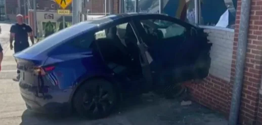 Tennessee : Une Tesla Model 3 en mode autopilot percute un studio de danse