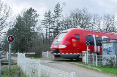 Val-d'Oise : Trois personnes en voiture percutent un train au passage au niveau, l'accident fait trois blessés