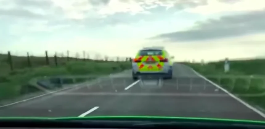 Île de Man : Il double les policiers par la droite à 240 km/h en Lamborghini Huracan et c'est tout à fait légal