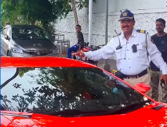 Mumbai : Les policiers arrêtent une Lamborghini Aventador pour... prendre une photo