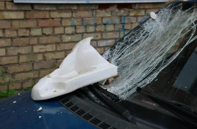 Moselle : Ivre, elle termine en voiture encastrée dans les toilettes d'un magasin après une sortie de route