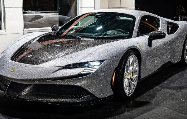 La première Ferrari SF90 au monde arborant une finition blanc diamant voit le jour