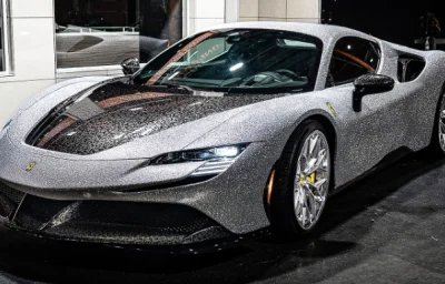 La première Ferrari SF90 au monde arborant une finition blanc diamant voit le jour