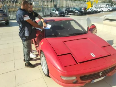Italie : Poursuivi pour avoir vendu une Toyota trafiquée en la faisant passer pour une Ferrari