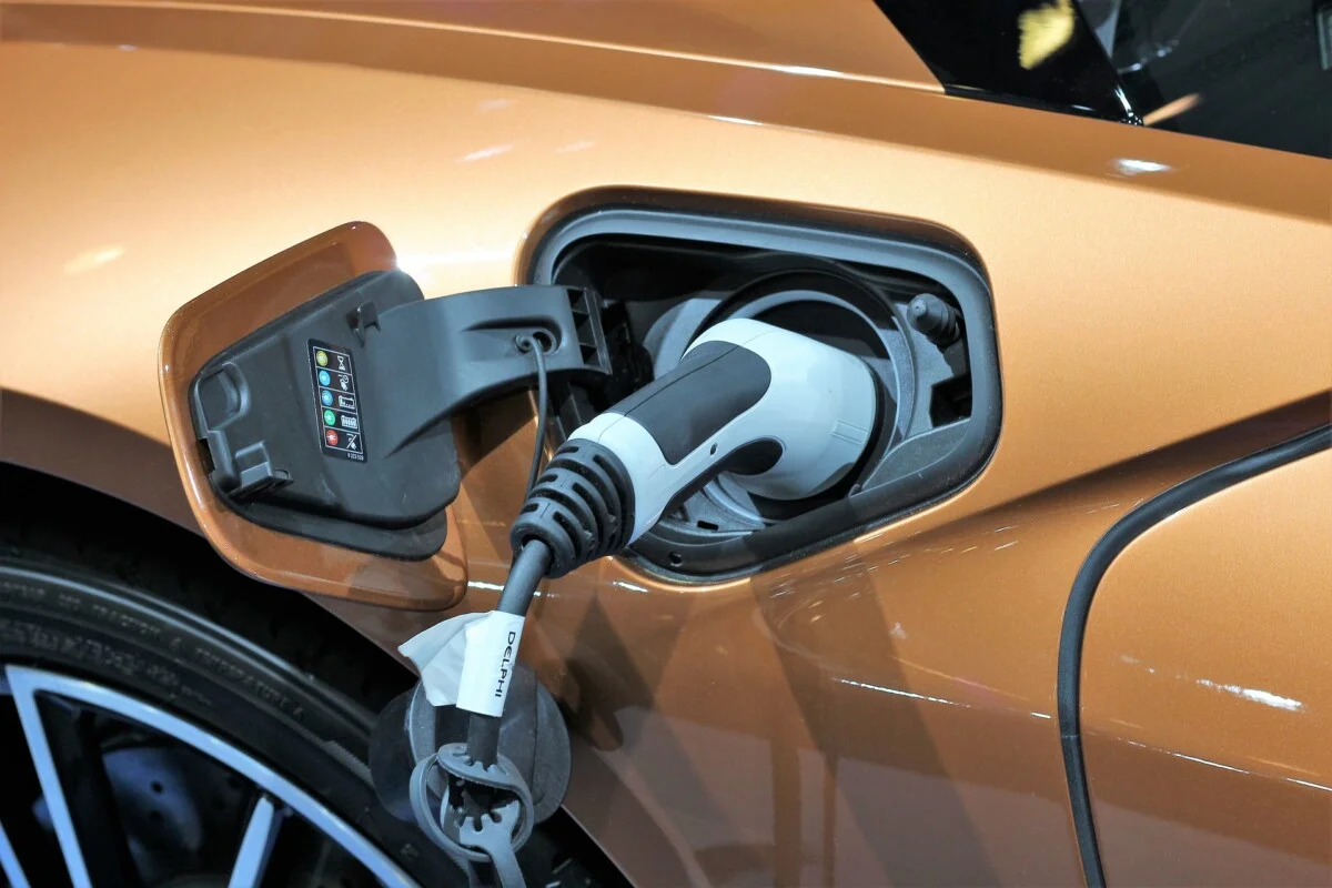 Voiture électrique : pourquoi les Français restent encore méfiants malgré la hausse des ventes