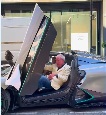 Londres : La star de Top Gear Jeremy Clarkson au volant d'une Aston Martin Valhalla de 1000 chevaux