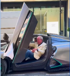 Londres : La star de Top Gear Jeremy Clarkson au volant d'une Aston Martin Valhalla de 1000 chevaux