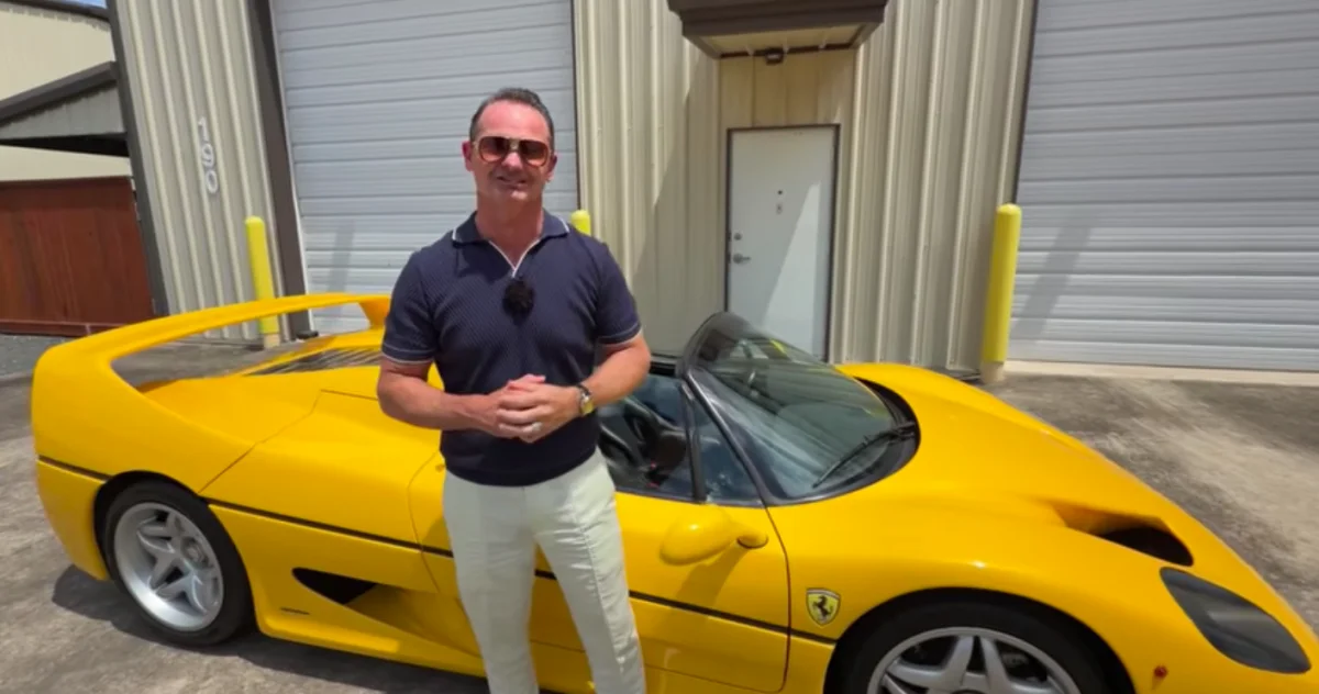 Ce millionnaire conduit une voiture différente chaque jour pour les faire rouler, dont la 1re Ferrari F50 jaune