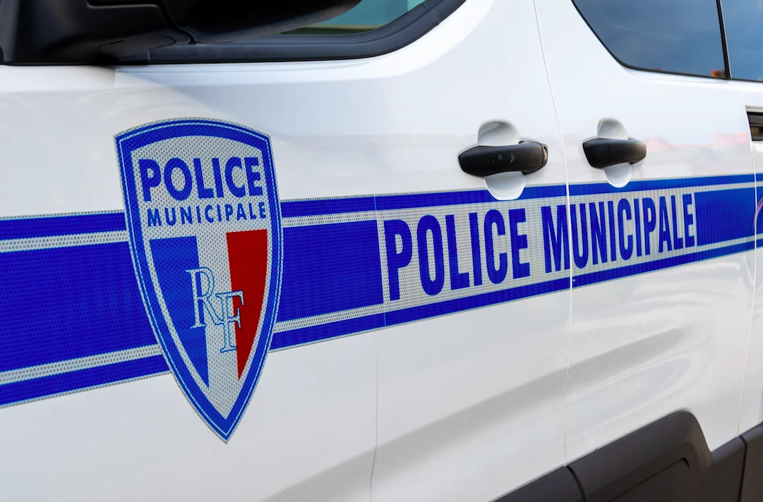 Besançon : Sans permis et à 100 km/h en voiture, il essaie de se faire passer pour son frère jumeau devant les policiers