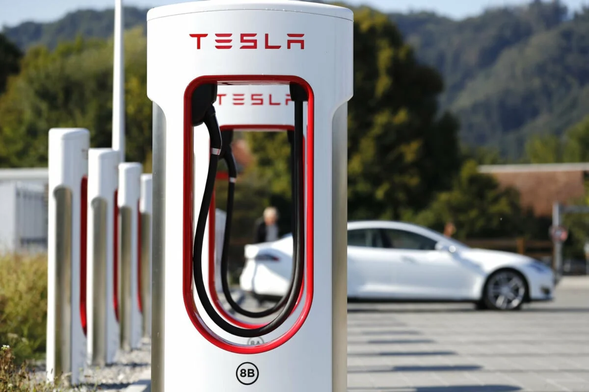 Recharger aux heures de pointe ? Préparez-vous à payer plus aux superchargeurs de Tesla