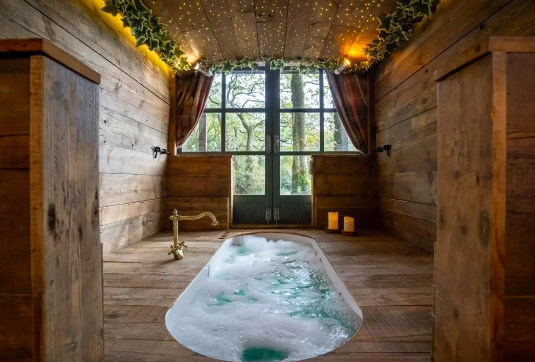 Ce camping-car Val personnalisé avec jacuzzi et cinq couchages est un ancien camion