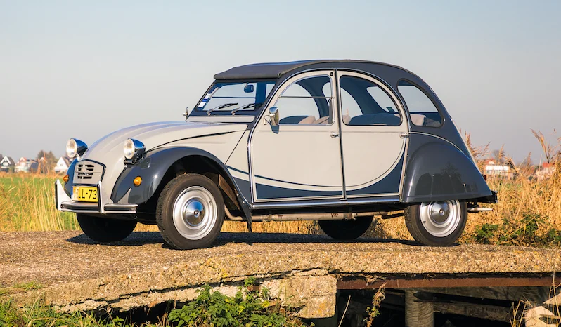 Vannes : Il entre acheter un t-shirt dans un garage et remporte une 2 CV grâce à un ticket de tombola