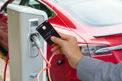 Bornes de recharge : recharger sa voiture électrique fait-il grossir ?