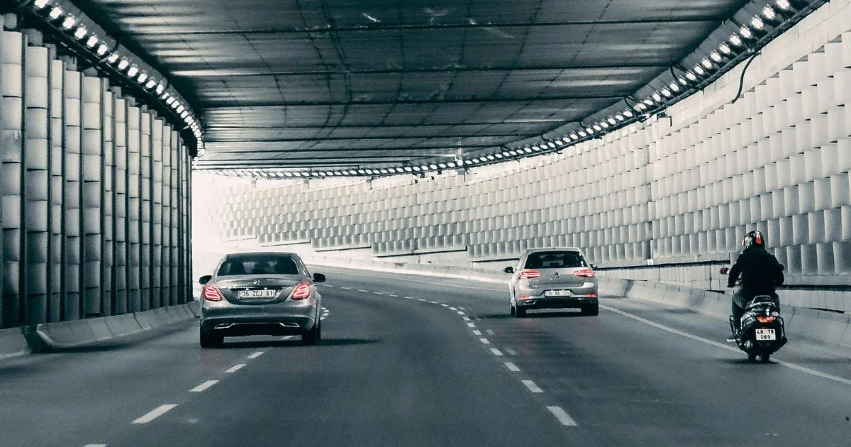 Il roulait à 140 km/h dans un tunnel avec sa fille sur les genoux