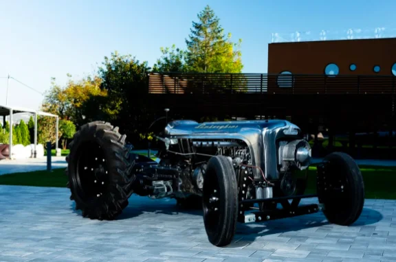 Royaume-Uni : Plus cher qu'une Revuelto, ce tracteur Lamborghini modifié est mis aux enchères