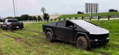 Texas : En Tesla Cybertruck, il veut porter secours à un Range Rover Defender embourbé dans un champ, et se bloque à son tour