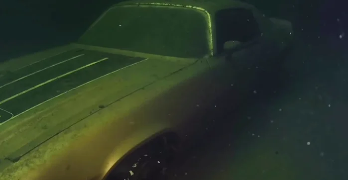 Maine : Avec un drone aquatique, il tombe sur une Chevrolet Camaro Z28 de 1974 au fond du lac Sebago