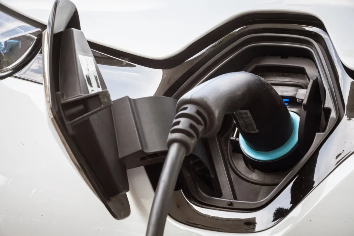 La voiture électrique continue de s'imposer en France grâce à la crise