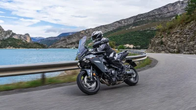 Yamaha va encore plus loin et brevète un régulateur de vitesse adaptatif automatisé pour moto