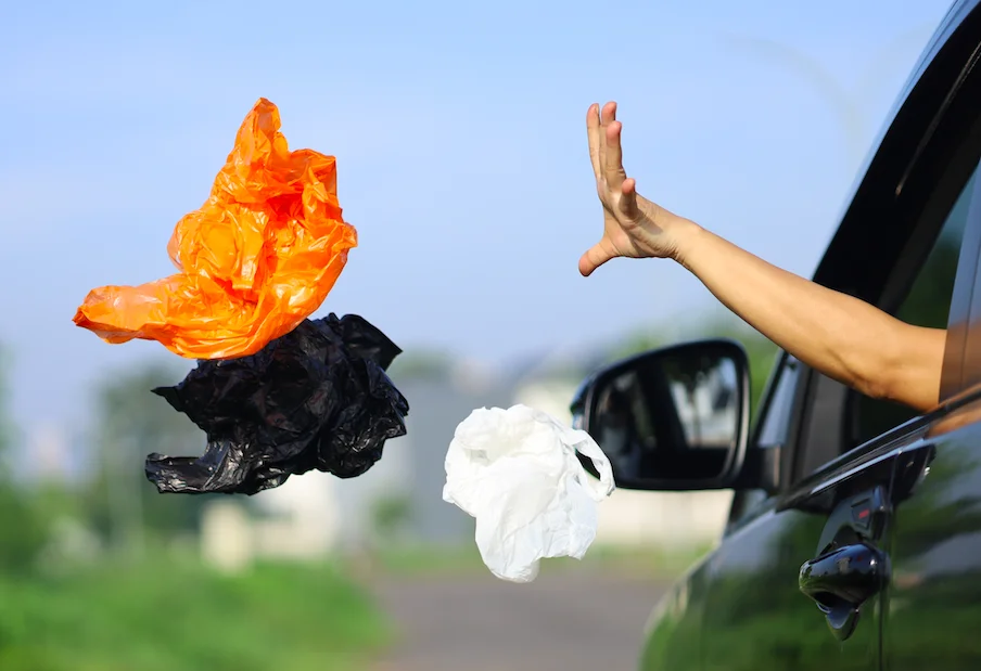 Isère : Ivre et drogué, il jette des déchets par la fenêtre en voiture, les gendarmes l'arrêtent et il écope d'une lourde amende
