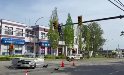 Canada : Une moto percutée par une BMW termine suspendue au-dessus d'un feu rouge
