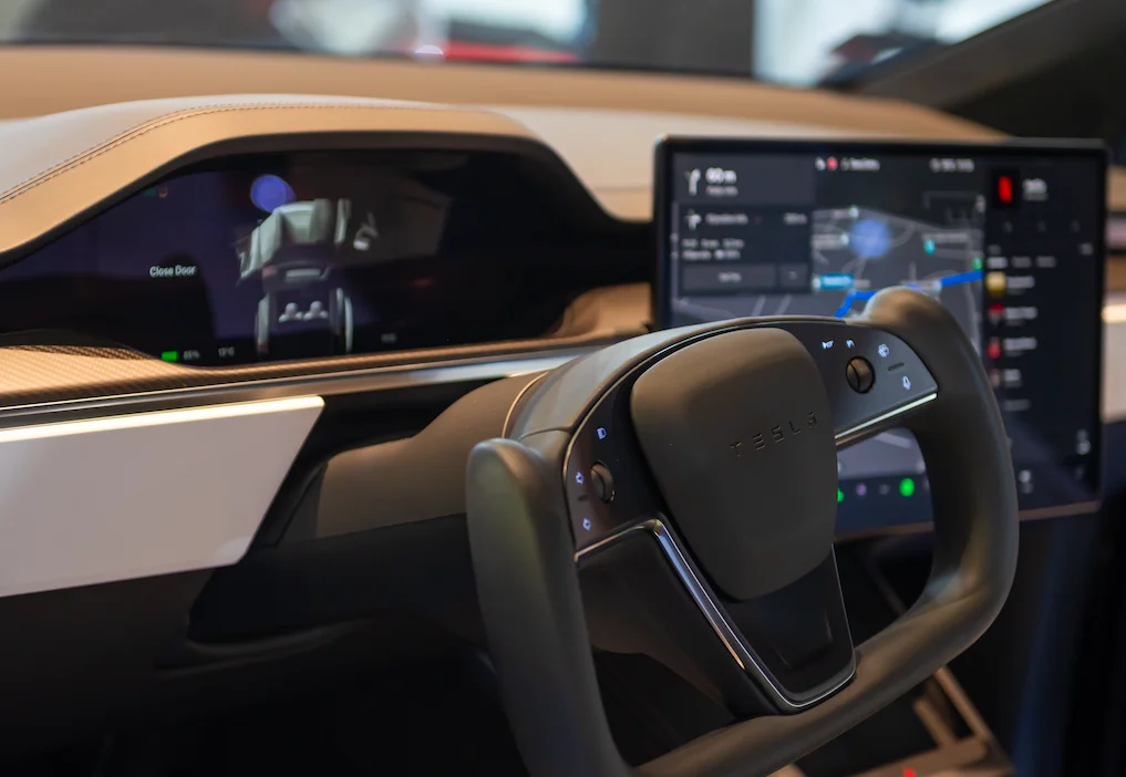 Les policiers le surprennent en train de regarder Netflix au volant de sa Tesla, il est interpellé