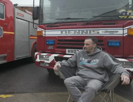 Royaume-Uni : Il fait l'acquisition de deux camions de pompiers hors-norme