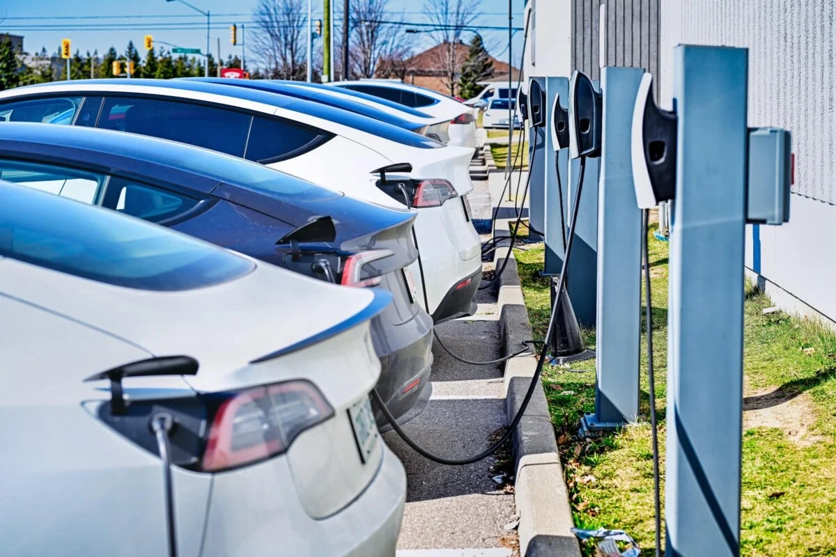 File d'attente virtuelle chez Tesla : bonne idée, mais peut mieux faire ?